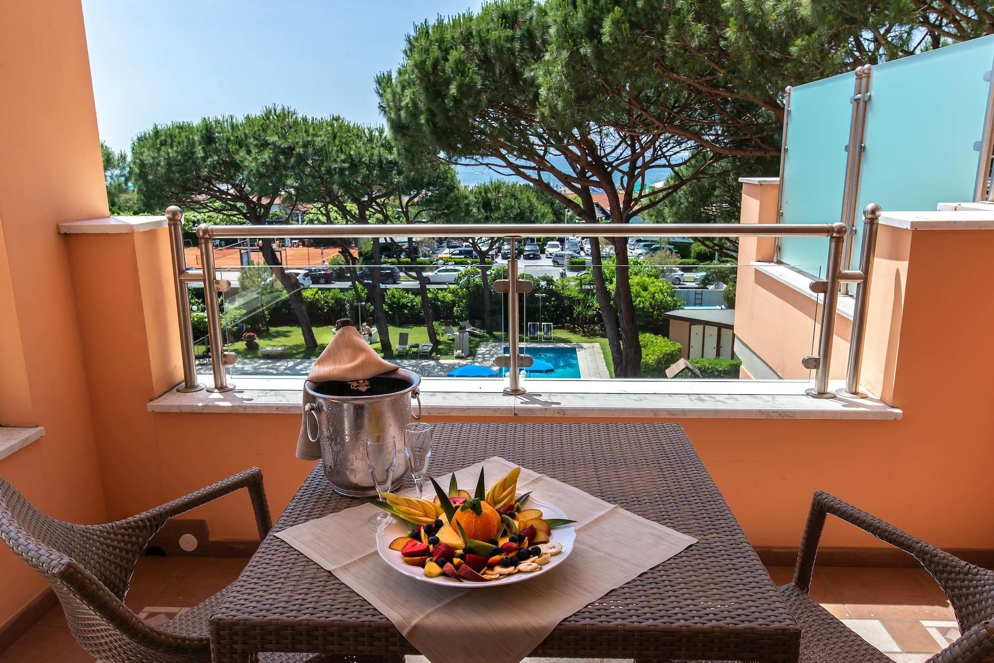 Versilia Palace Hotel マリーナ・ディ・ピエトラサンタ エクステリア 写真