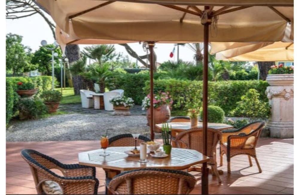 Versilia Palace Hotel マリーナ・ディ・ピエトラサンタ エクステリア 写真