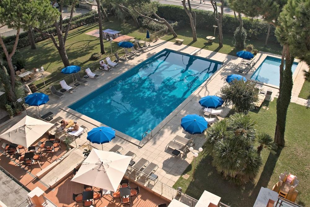 Versilia Palace Hotel マリーナ・ディ・ピエトラサンタ エクステリア 写真