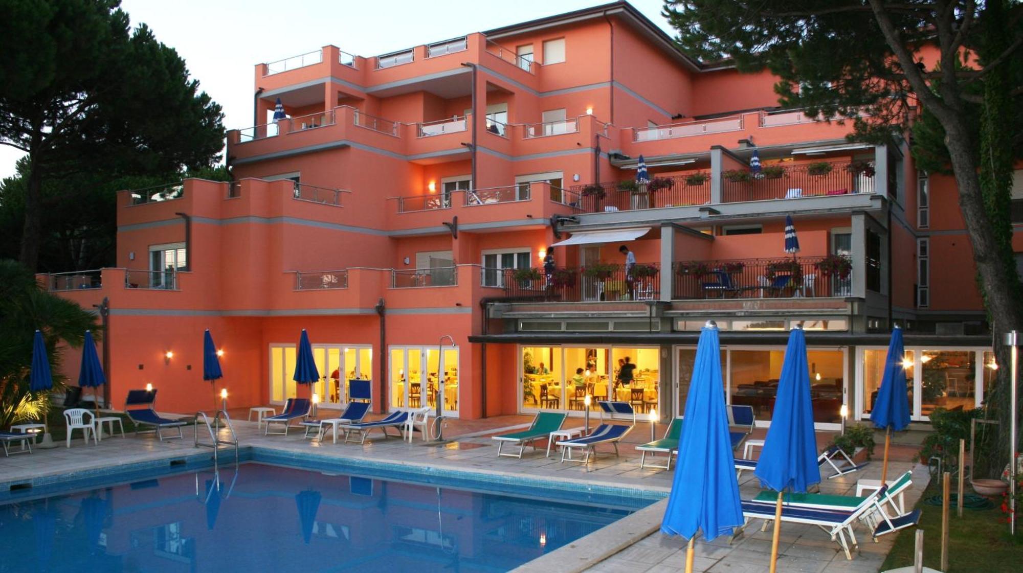 Versilia Palace Hotel マリーナ・ディ・ピエトラサンタ エクステリア 写真